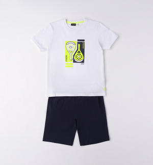 Completo ragazzo sportivo